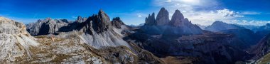 İtalya 'daki Tre Cime di Lavaredo dağının manzaralı çekimi
