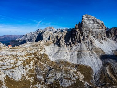İtalya 'daki Tre Cime di Lavaredo dağının manzaralı çekimi
