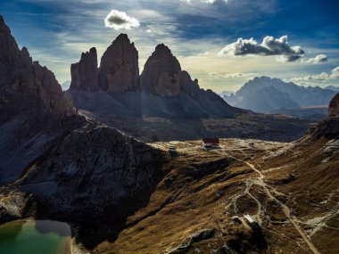 İtalya 'daki Tre Cime di Lavaredo dağının manzaralı çekimi