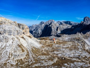 İtalya 'daki Tre Cime di Lavaredo dağının manzaralı çekimi