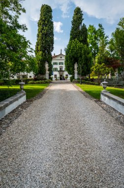 Moruzzo, İtalya 'da güzel bir villa bahçesi manzarası.