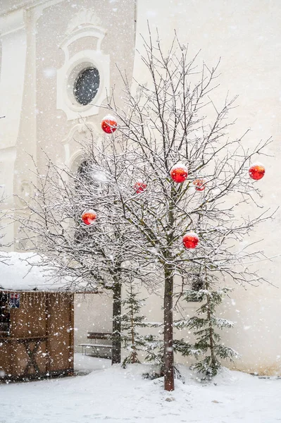 Detailní Záběr Vánoční Výzdoby Zasněžené Městské Ulici San Candido Itálie — Stock fotografie