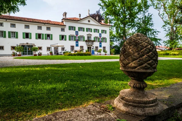 Moruzzo Talya Güzel Bir Villanın Manzaralı Görüntüsü — Stok fotoğraf