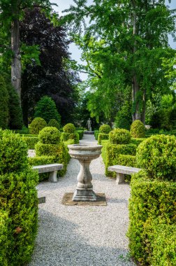 Moruzzo, İtalya 'da güzel bir villa bahçesi manzarası.