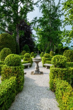 Moruzzo, İtalya 'da güzel bir villa bahçesi manzarası.