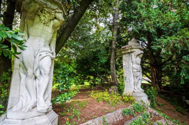 Moruzzo, İtalya 'da güzel bir villa bahçesi manzarası.