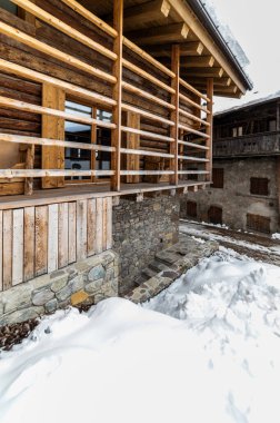 Güzel kar manzaralı ahşap barakalar Sauris, Udine ili, İtalya