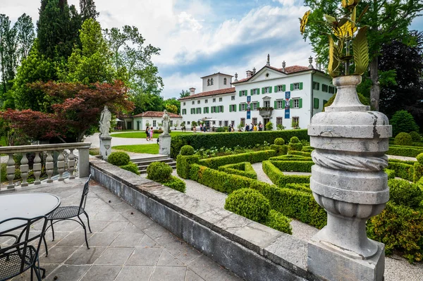 意大利莫鲁佐美丽别墅花园的风景画 — 图库照片