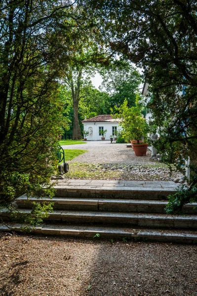意大利莫鲁佐美丽别墅花园的风景画 — 图库照片