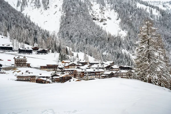 美しい雪に覆われた木製の小屋の風光明媚なショットウディネ県 イタリアのサウリ — ストック写真