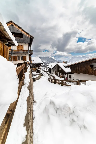 Scenic Shot Beautiful Snow Covered Wooden Shacks Sauris Province Udine — Stock Photo, Image