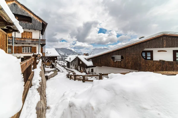 意大利乌迪恩省索里斯盖着美丽积雪的木制棚屋的风景画 — 图库照片