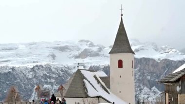 Kar gezisi. Val Badia 'nın Dolomitlerle çevrili nefes kesici manzarası.