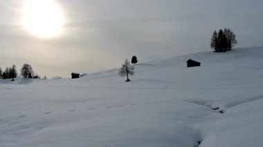 Kar gezisi. Val Badia 'nın Dolomitlerle çevrili nefes kesici manzarası.