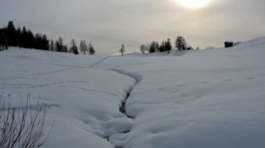 Kar gezisi. Val Badia 'nın Dolomitlerle çevrili nefes kesici manzarası.