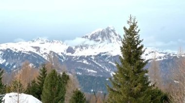 Kar gezisi. Val Badia 'nın Dolomitlerle çevrili nefes kesici manzarası.