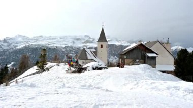 Kar gezisi. Val Badia 'nın Dolomitlerle çevrili nefes kesici manzarası.