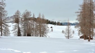 Kar gezisi. Val Badia 'nın Dolomitlerle çevrili nefes kesici manzarası.