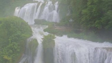Marmore şelaleleri. Gündüz vakti doğa manzarası 