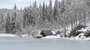 Fusine göllerinde ve Tarvisio ormanlarında kar büyüsü