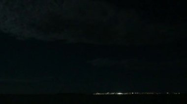 Gece ve ay Marano gölünün üzerinde