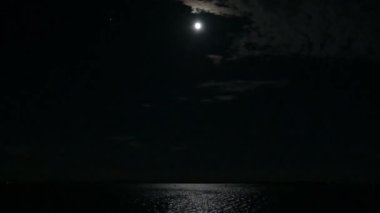 Gece ve ay Marano gölünün üzerinde