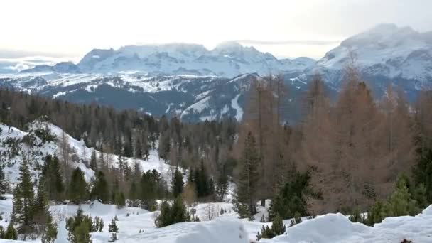 Excursão Neve Vistas Deslumbrantes Val Badia Rodeado Pelas Dolomitas — Vídeo de Stock