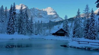Sappada 'nın karlı manzarası. Dolomitler, İtalya 