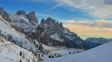 Pale di San Martino 'nun kalbinde Passo Rolle. Donmuş ve karlı Dolomitler