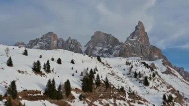 Pale di San Martino 'nun kalbinde Passo Rolle. Donmuş ve karlı Dolomitler