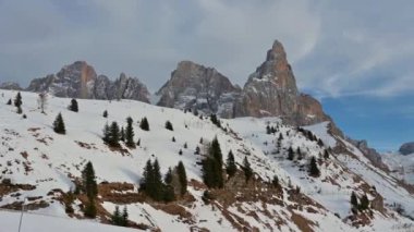Pale di San Martino 'nun kalbinde Passo Rolle. Donmuş ve karlı Dolomitler