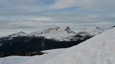 Pale di San Martino 'nun kalbinde Passo Rolle. Donmuş ve karlı Dolomitler