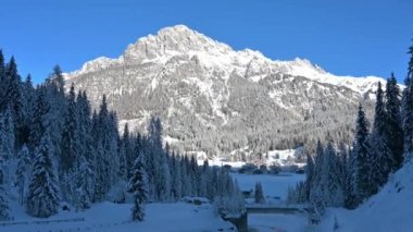 Sappada 'nın karlı manzarası. Dolomitler, İtalya 