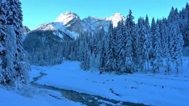 Sappada 'nın karlı manzarası. Dolomitler, İtalya 