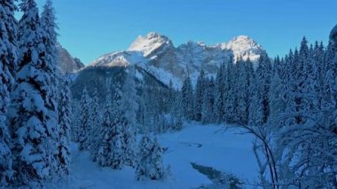 Sappada 'nın karlı manzarası. Dolomitler, İtalya 