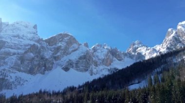 Tarvisio bölgesindeki Riofreddo Vadisi 'nin büyüsü. Kışın vahşi doğa