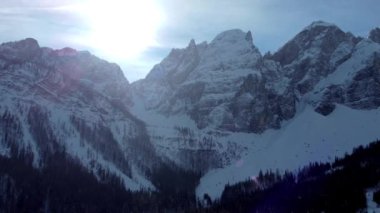 Tarvisio bölgesindeki Riofreddo Vadisi 'nin büyüsü. Kışın vahşi doğa