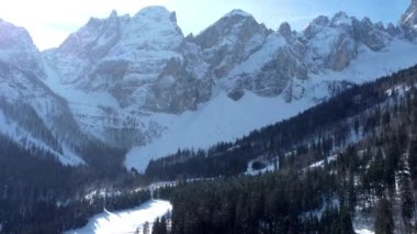 Tarvisio bölgesindeki Riofreddo Vadisi 'nin büyüsü. Kışın vahşi doğa