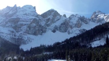 Tarvisio bölgesindeki Riofreddo Vadisi 'nin büyüsü. Kışın vahşi doğa