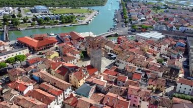 Marano gölü. Vaha, korunan bölge ve tarihi kasaba.