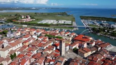 Marano gölü. Vaha, korunan bölge ve tarihi kasaba.