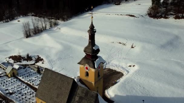 古代教会とコッカウの鐘楼 Tarvisio — ストック動画