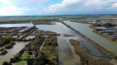 Marano gölü. Vaha, korunan bölge ve tarihi kasaba.
