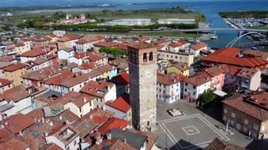 Marano gölü. Vaha, korunan bölge ve tarihi kasaba.