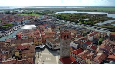 Marano gölü. Vaha, korunan bölge ve tarihi kasaba.