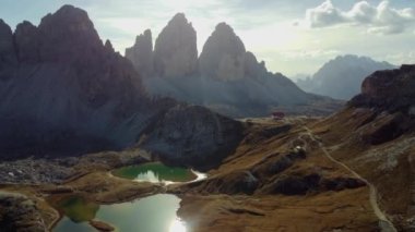 Yukarıdan Tre Cime di Lavaredo. Görkemli ve vahşi Dolomitler