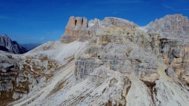 Yukarıdan Tre Cime di Lavaredo. Görkemli ve vahşi Dolomitler