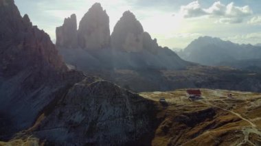 Yukarıdan Tre Cime di Lavaredo. Görkemli ve vahşi Dolomitler