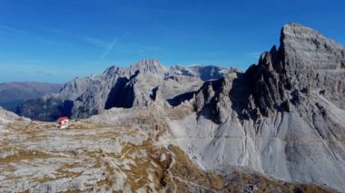 Yukarıdan Tre Cime di Lavaredo. Görkemli ve vahşi Dolomitler