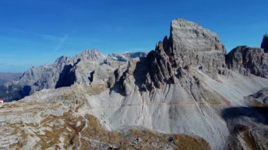 Yukarıdan Tre Cime di Lavaredo. Görkemli ve vahşi Dolomitler